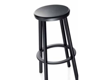Der Déja-vu Stool (3) (schwarz) ist ein schwarzer Barhocker von Magis mit runder Sitzfläche und vier Beinen, der aus einer schrägen Überkopfperspektive gezeigt wird.