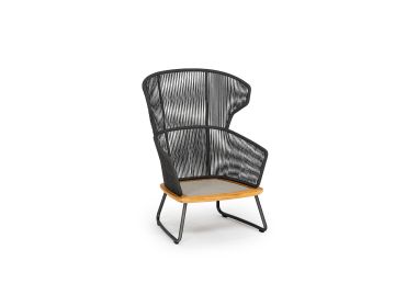 Denia Relax Sessel (ohne Polster) von Weishäupl hat eine hohe, geschwungene Rückenlehne aus schwarzem Geflecht und Metallbeine - eine elegante Wahl als Gartenmöbel für jede Umgebung.