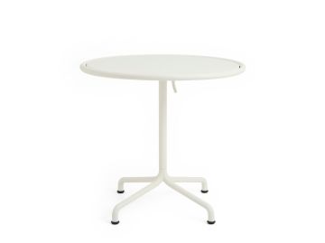 Der Deville Table Ø 80 cm (cremeweiß) ist ein runder, weißer Bistrotisch mit drei Beinen und schwarzer Fußspitze, der sich perfekt als Tisch für den Außenbereich eignet, hier vor einem schlichten weißen Hintergrund.