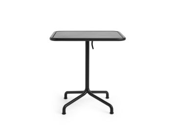 Der Deville Tisch 60x70cm hat eine schwarze, quadratische Platte, einen zentralen Sockel im klassischen Bistro-Stil und vier gespreizte Beine vor einem weißen Hintergrund.