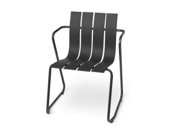 Der Ocean Chair ist ein moderner, schwarzer Stuhl, der vom dänischen Design inspiriert ist. Er besteht aus vier Sitz- und Rückenlatten, Armlehnen und Beinen aus Metallrohr, die alle aus recyceltem Plastik aus dem Meer hergestellt sind.