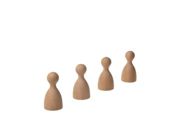 Vier Don`t worry Wandhaken in Eiche sind diagonal auf weißem Hintergrund angeordnet und vermitteln einen Eindruck von modernem Design.