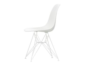 Der DSR Gestell white edition (weiß/weiß) Ausstellung ist ein moderner Designerstuhl mit einem Sitz aus geformtem Kunststoff und einem Metalldrahtgestell, der in der Seitenansicht vor einem weißen Hintergrund gezeigt wird.