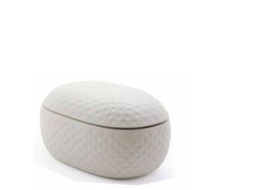 El Bául ist eine weiße, ovale, strukturierte Aufbewahrungsbox mit einem Deckel, der an einen Golfball erinnert - ideal für das Kinderzimmer.