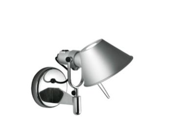 Die Tolomeo Faretto mit Kippschalter ist eine moderne silberne Wandleuchte mit einem nach unten gewölbten, konischen Schirm, der sich an das ikonische Design von Artemide anlehnt und vor einem weißen Hintergrund steht.
