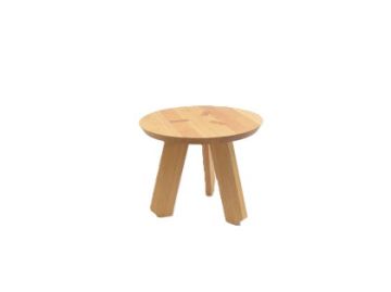 Der Flech 40 Tisch ist ein runder, dreibeiniger Holzhocker im Beistelltisch-Stil, hergestellt aus feiner deutscher Eiche und isoliert auf weißem Hintergrund dargestellt.