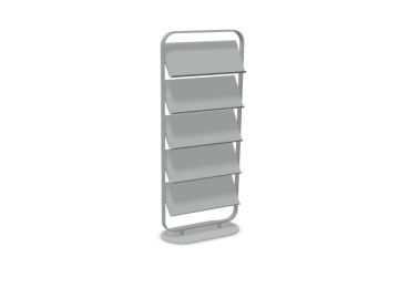 Der Prospektständer Focus (Aluminium) verfügt über fünf abgewinkelte Einlegeböden und einen stabilen ovalen Sockel aus langlebigem, pulverbeschichtetem Metall, hier vor weißem Hintergrund.