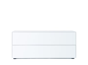 Eine moderne, minimalistische weiße Aufbewahrungsbank mit zwei Schubkästen - dieser Connect Container mit zwei Schubkästen (Breite 120cm) von form1 ist ein Beispiel für modulare Möbel vor einem schlichten weißen Hintergrund.