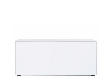 Der Connect Container mit zwei Drehtüren (Höhe 52cm) ist ein schlichtes, modernes weißes Möbelmodul mit minimalistischem Design, das vor einem weißen Hintergrund gezeigt wird.