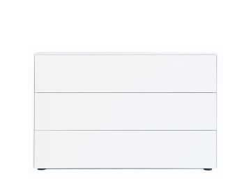 Der Connect Container mit drei Schubkästen (Breite 120cm) ist eine minimalistische weiße Kommode, inspiriert von modularem Möbeldesign, ideal als elegante Aufbewahrungslösung für moderne Innenräume.