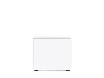Der Connect Container mit Drehtür (Höhe 52cm) ist ein kleiner, weißer, würfelförmiger Aufbewahrungsschrank mit einem minimalistischen Design, das von Möbelmodule inspiriert ist. Er bietet subtile Eleganz und klare Linien auf einem schlichten weißen Hinter