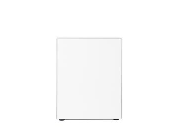 Ein schlichter weißer Connect Container mit Drehtür (Höhe 77cm) steht vor einem weißen Hintergrund und bietet eine minimalistische modulare Aufbewahrungslösung.