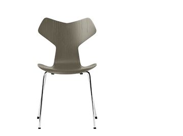 Der Grand Prix 3130 von Fritz Hansen, entworfen von Arne Jacobsen, hat moderne graue Holz- und Metallbeine. Der Stuhl steht vor einem weißen Hintergrund und ist auf der rechten Seite teilweise abgeschnitten.