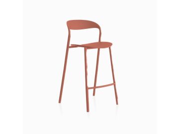 Der HAWI Barhocker (H65) in mattone zeichnet sich durch sein minimalistisches Terrakotta-Design mit geschwungener Rückenlehne und schlanken Beinen aus, die sich vor einem weißen Hintergrund präsentieren.