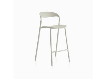 Der HAWI Barhocker (H65) in Perla besticht durch sein minimalistisches, hellgraues Design mit einer geschwungenen Rückenlehne und vier schlanken Beinen auf weißem Grund.