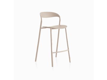 Moderner Barhocker HAWI (H65) in Tortora mit geschwungener Rückenlehne, schlanken Beinen und Fußstütze - inspiriert vom HAWI Barhocker Design auf weißem Hintergrund.