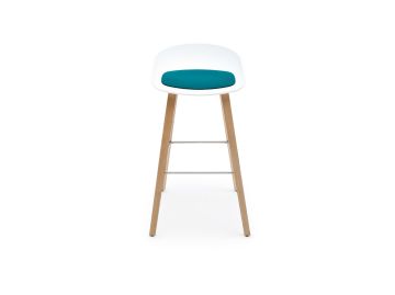 Moderner Barhocker mit Holzbeinen, weißer Sitzfläche und einem tealfarbenen Kissen "Sitzauflage About A Stool Abverkauf", fotografiert auf weißem Hintergrund.