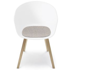 Moderner weißer Stuhl mit Holzbeinen, mit der Sitzauflage About A Chair Abverkauf in grau, dargestellt vor einem weißen Hintergrund.