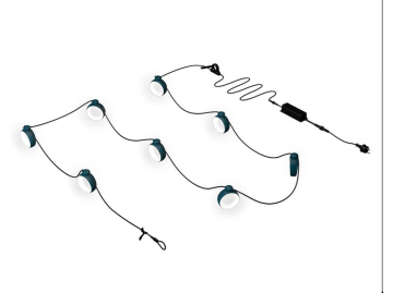 Eine Kette aus sechs runden Lichtern der Hoopik Girlande, verbunden durch ein schwarzes Kabel mit Adapter und Stecker, dargestellt auf weißem Hintergrund - perfekt als Lichterkette für den Außenbereich.