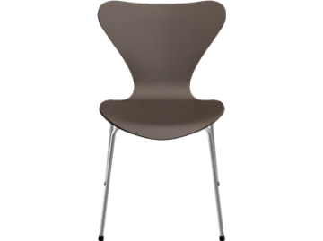 Der Jacobsen 3107 natur (Eiche dunkel gebeizt) ist ein moderner brauner Stuhl mit geschwungener Rückenlehne und Metallbeinen, der in der Frontansicht vor einem schlichten Hintergrund gezeigt wird und von Arne Jacobsens Serie 7 für Fritz Hansen inspiriert 