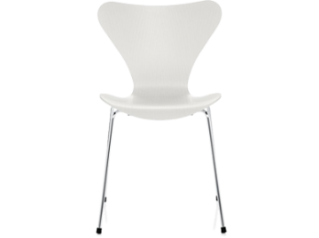 Jacobsen 3107 Esche lasiert (weiß) Ausstellungsstücke: weißer moderner Stuhl mit geschwungener Rückenlehne und dünnen Metallbeinen, inspiriert durch das ikonische Fritz Hansen Design, gezeigt vor einem schlichten Hintergrund.