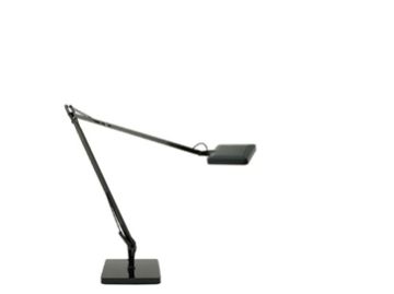 Die Kelvin LED Tisch ist eine moderne, schwarze, verstellbare Schreibtischlampe mit quadratischem Sockel und flachem, rechteckigem Schirm, die auf weißem Hintergrund gezeigt wird.