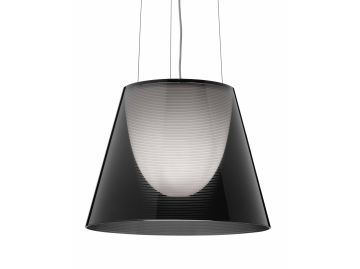 Moderne schwarze KTribe S2 (fumé) Pendelleuchte mit einem breiten, leicht konischen Schirm, der an zwei dünnen Drähten aufgehängt ist.