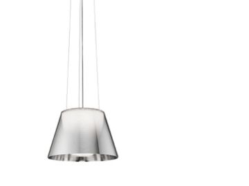 Die KTribe S2 Pendelleuchte in schlichtem Silber hängt elegant von der Decke vor einem klaren weißen Hintergrund. Die KTribe S2 Pendelleuchte in schlichtem Silber hängt elegant von der Decke vor einem klaren weißen Hintergrund.