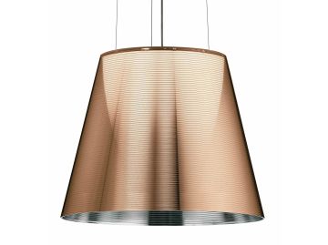 Die KTribe S2 (Bronze) ist eine moderne, kegelförmige Pendelleuchte aus Metall mit dünnen horizontalen Streifen, die elegant an zwei Drähten aufgehängt sind.