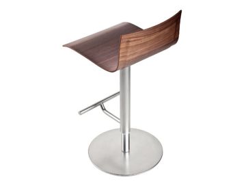 Der THIN nussbaum vinterio Lagerabverkauf Barhocker verfügt über einen geschwungenen Holzsitz in elegantem Nussbaum Vinterio, ein Metallgestell und eine Fußstütze - ein Beispiel für finnisches Design aus einem hohen Winkel.
