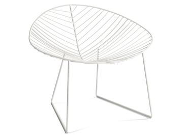 Der Leaf Loungesessel (weiß) hat ein minimalistisches weißes Metallgestell mit einem blattgemusterten Drahtsitz und abgewinkelten Beinen, entworfen von arper.