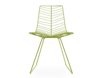Der Leaf Stuhl (grün) ist ein moderner grüner Drahtgestellstuhl mit abgewinkelten Beinen und einer geometrischen V-förmigen Rückenlehne, inspiriert durch das elegante Design des arper Leaf Stuhls.