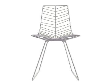 Der Leaf Stuhl (weiß) ist ein moderner Metalldrahtstuhl mit geometrischen Linien und minimalistischem Design, das von vorne betrachtet an die Designerstühle von Lievore Altherr Molina erinnert.