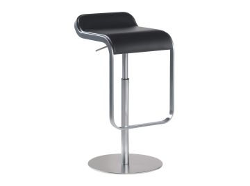 Der B-Ware Barhocker Lem Leder schwarz (H55-67 cm) verfügt über einen geschwungenen Sitz aus schwarzem Leder, einen Fuß aus Edelstahl, eine Fußstütze und eine verstellbare Höhe für modernen Komfort.