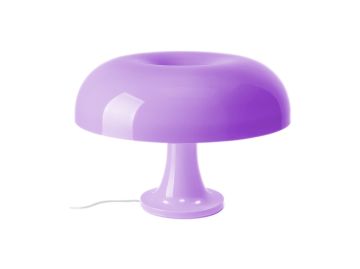 Die Tischleuchte „Nessino“ (Lavendel) ist eine glänzende, kuppelförmige Tischleuchte mit einem breiten Schirm und einem abgerundeten Sockel, die vom italienischen Design der 60er Jahre inspiriert ist. Abgebildet in Lavendelviolett vor weißem Hintergrund.