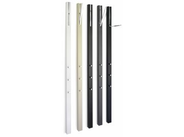 Vier moderne, minimalistische Garderoben-Designs der Line Hochglanzfarben in Weiß, Beige und Schwarz mit klappbaren Metallhaken auf zwei Leisten - perfekt als platzsparende Garderobe.