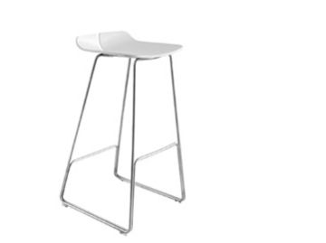 Entdecken Sie den Barhocker „Barhocker weiß“ aus zweiter Hand – einen modernen Barhocker mit geschwungener weißer Sitzfläche und schlanken Metallbeinen, der sich durch ein minimalistisches Design mit offenem Gestell auszeichnet. Perfekt, um Ihrem Raum mit