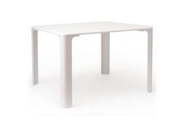 Der Linus (120 x 75 cm) ist ein schlichter, weißer, rechteckiger Tisch mit vier geraden Beinen, der sich perfekt mit einem Kinderstuhl alma von Magis kombinieren lässt.