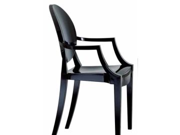 Der Louis Ghost (schwarz glänzend) ist ein moderner Sessel aus schwarzem Kunststoff mit glänzender Oberfläche, geschwungener Rückenlehne und schlanken, kantigen Beinen, die an das ikonische Design von Philippe Starck erinnern.