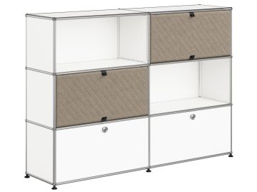 Das USM Haller Highboard mit 2 Klapptüren und 2 Soft Panels verfügt über ein modulares Design mit zwei Klapptüren, zwei beigen Stoffpaneelen und einem robusten Metallrahmen - ideal für eine elegante, organisierte Aufbewahrung.