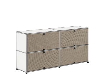 USM Haller Sideboard mit 4 Soft Panels in Beige mit weißem Rahmen und kurzen schwarzen Beinen - ein echter Designklassiker für stilvolle, funktionale Räume.