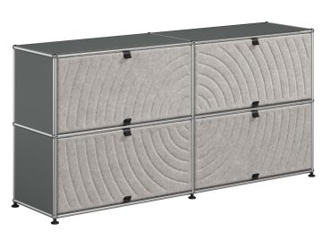 Ein echter Designklassiker: das USM Haller Sideboard mit 4 Soft Panels in USM Mittelgrau, mit modularem Aufbau und vier grauen Strukturtüren mit schlichtem Metallrahmen.