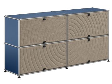 USM Haller Sideboard mit 4 Soft Panels (stahlblau): Mit blauen und grauen Paneelen an den Vordertüren, eingefasst in einen Metallrahmen mit schwarzen Verschlüssen.