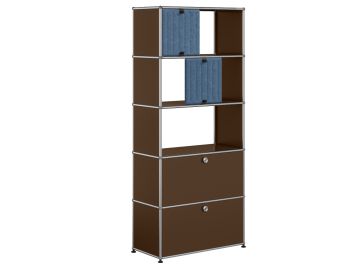 USM-Haller Regal mit 2 Soft Panel in USM braun, ausgestattet mit zwei blauen Aufbewahrungsboxen, zwei geschlossenen Schubladen unten und legendärem Designklassiker-Charme.