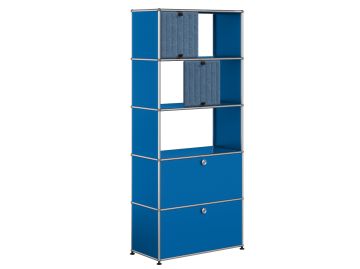 USM-Haller Regal mit 2 Soft Panel (enzianblau): Hohes Regal in Enzianblau mit zwei untenliegenden Schubladen, offenen Fächern und grauen Soft Panels als Trennwände - ein Designklassiker für moderne Räume.