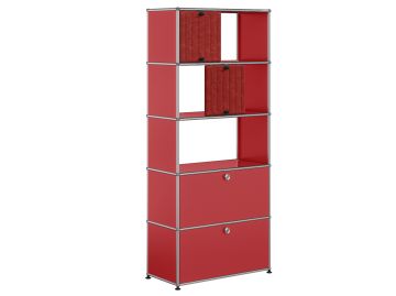 USM-Haller Regal mit 2 Soft Panel in USM rubinrot: Ein Designklassiker mit zwei abgeschlossenen Fächern und mehreren offenen Regalböden-perfekt für moderne Interieurs.