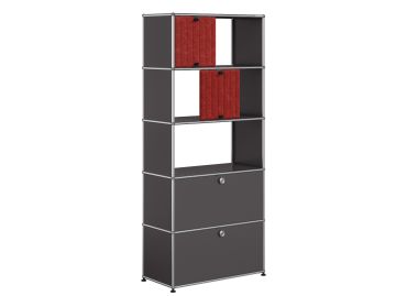Der hohe anthrazitfarbene USM-Haller Regal mit 2 Soft Panels - ein echter Design-Klassiker für die stilvolle Aufbewahrung, mit zwei Schubladen und roten Büchern auf den oberen Ablagen.