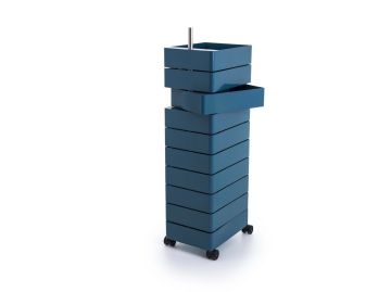 Der 360° Container 10-Fächer (blau) besteht aus gestapelten Fächern, von denen eines teilweise herausgezogen werden kann - eine elegante blaue Aufbewahrungslösung für jeden Raum.