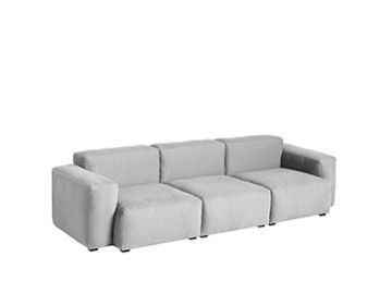 Hellgrauer, moderner Mags Soft Low Armrest 3 Sitzer von HAY mit breiten, niedrigen Armlehnen und einer niedrigen Rückenlehne vor weißem Hintergrund.