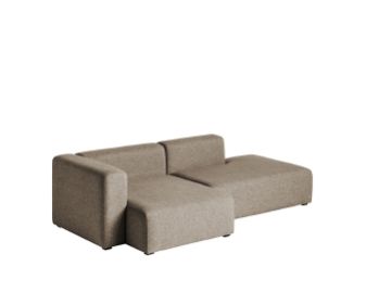 Das Mags Ecksofa 2,5 Sitzer zeichnet sich durch ein modernes, flaches Design mit breiten Kissen und minimalistischem Stil in braunem Ruskin-Stoff auf weißem Hintergrund aus.